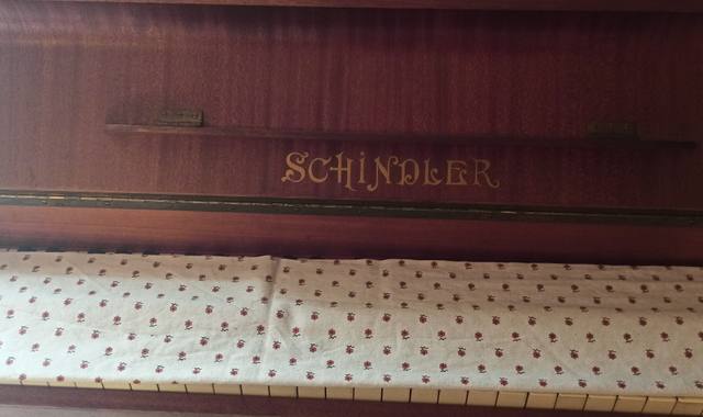 Instruments de musique piano droit a re-accorder facile d'accès