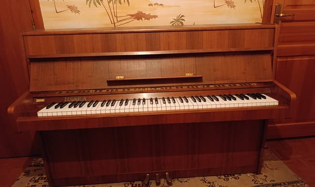 Instruments de musique piano droit LEGNICA, bon etat, un accordage apres transport sera necessaire. ach