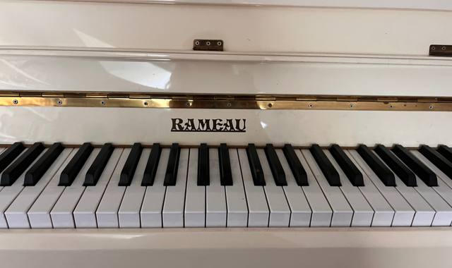 Instruments de musique piano droit d’étude