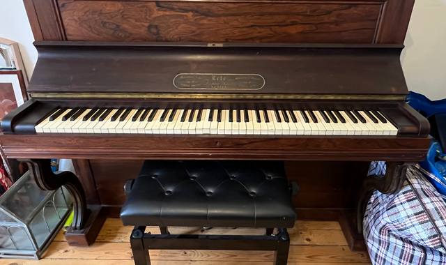 Instruments de musique Piano droit ancien en bois massif
