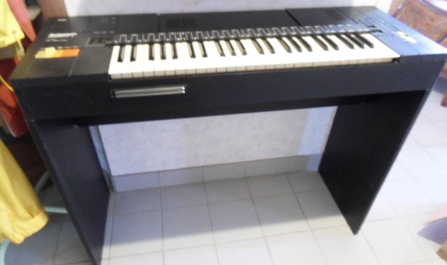 Instruments de musique synthétiseur sur pied