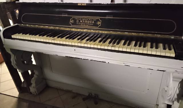 Instruments de musique piano à rénover ou à transformer
