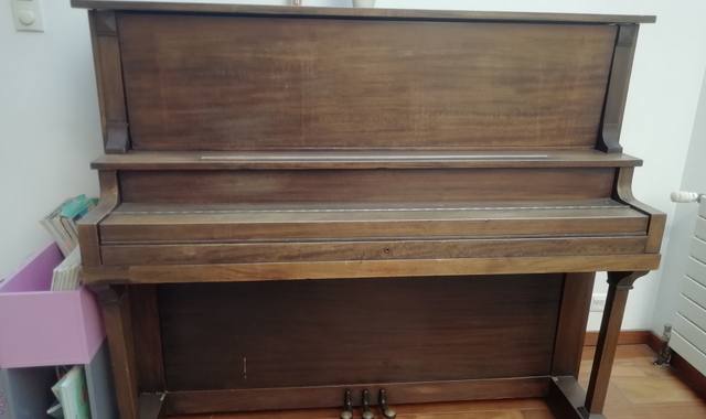 Instruments de musique piano ancien, cadre en bois
