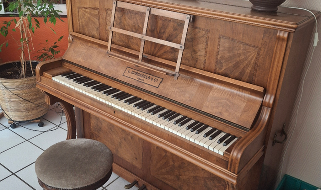 Instruments de musique piano droit - cadre en bois - Problème pour accorder