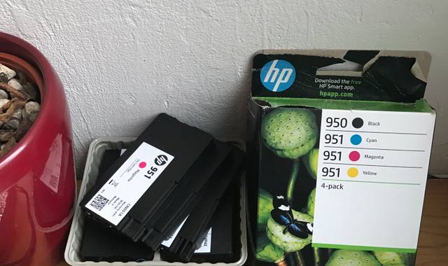 Informatique cartouches encre 950 et 951 neuves pour imprimante HP