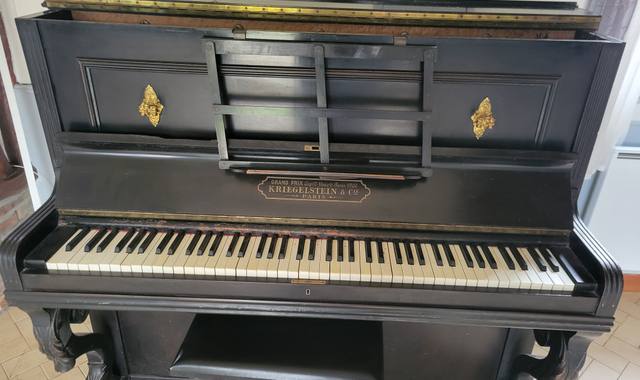 Instruments de musique piano droit à donner en urgence