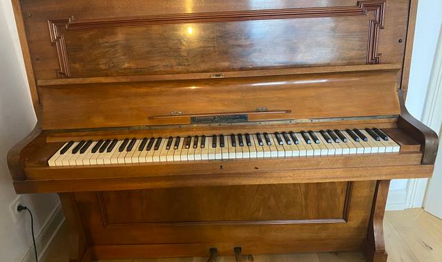 Instruments de musique piano droit ancien, son harmonieux
