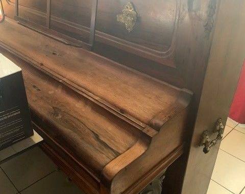 Instruments de musique d'un piano ancien, cadre bois, bon état