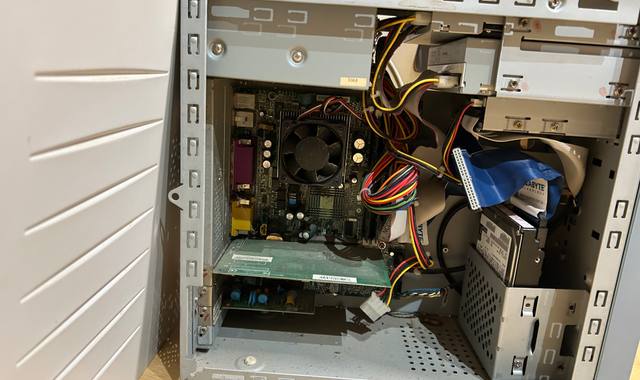 Informatique vieux pc Packard Bell ( 2000 ) sans disque dur