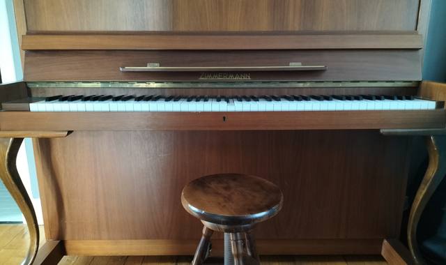Instruments de musique piano avec travaux