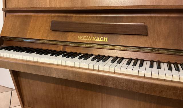 Instruments de musique piano droit d’études de la marque WEINBACH