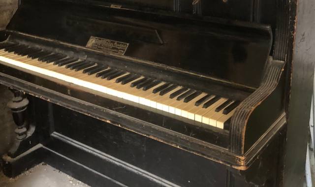 Instruments de musique piano ancien
