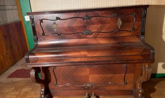 Instruments de musique magnifique piano ancien marque lévèque et Thersen.