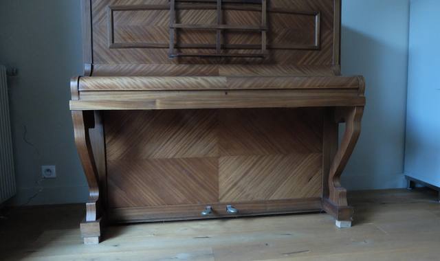 Instruments de musique piano droit années 60, qui n'est plus accordable