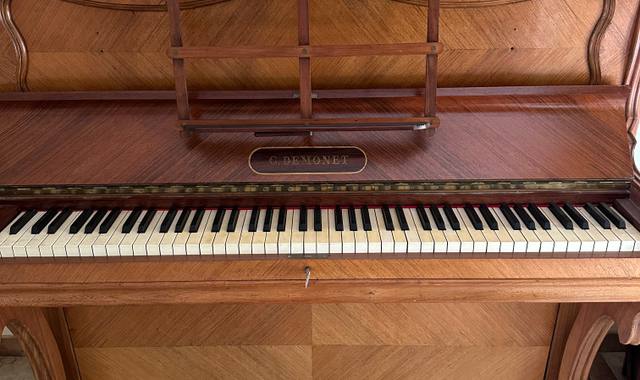 Instruments de musique piano droit d'étude