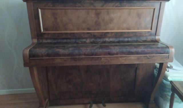 Instruments de musique piano droit d'etude