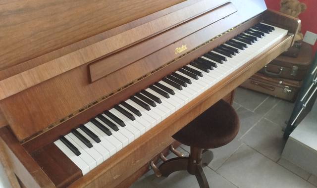 Instruments de musique piano marron à donner