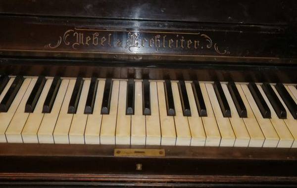 Instruments de musique piano droit Uebel & Lechleiter