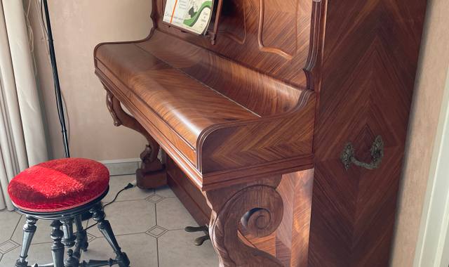 Instruments de musique piano ancien de marque Schillio