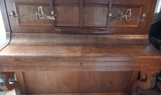 Instruments de musique piano droit, très bon état, à accorder, cadre métal, bon pour piano d étude.