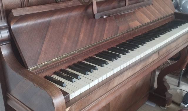 Instruments de musique un vieux piano en bois