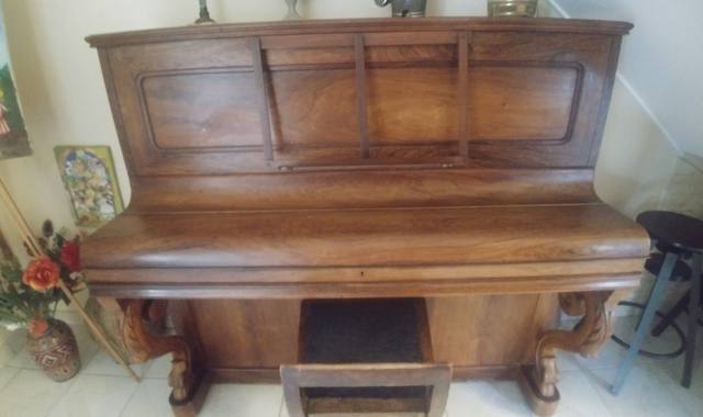 Instruments de musique piano droit couleur acajou de marque FOCKE