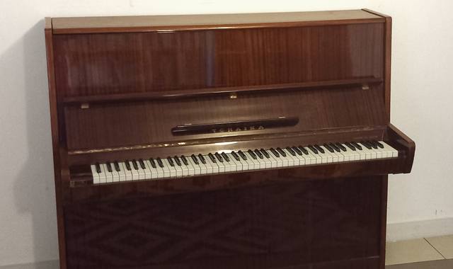 Instruments de musique piano droit d'étude de la marque Tchaika