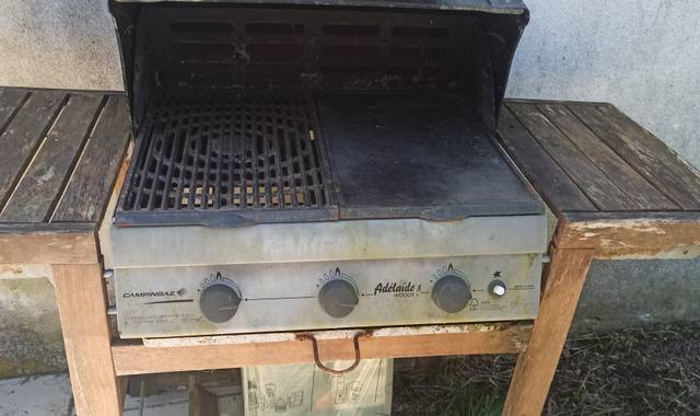 Jardinage une piscine Intex très bon état et un barbecue à gaz