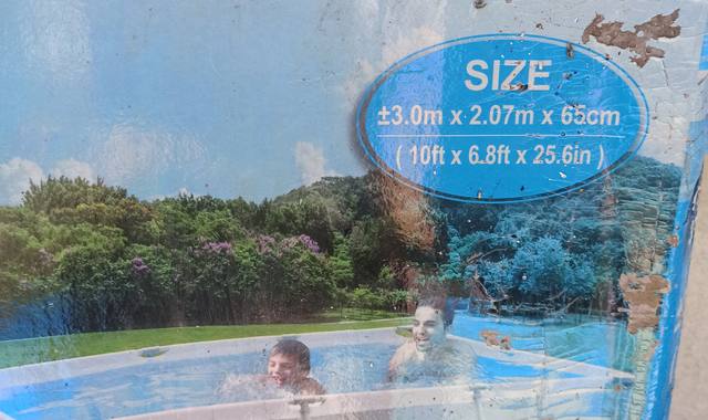 Jardinage une piscine Intex et un bbq à gaz