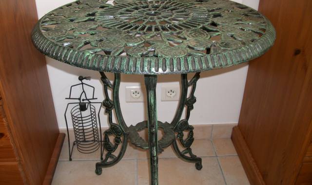 Jardinage une petite table ronde en métal vert et une brouette neuve