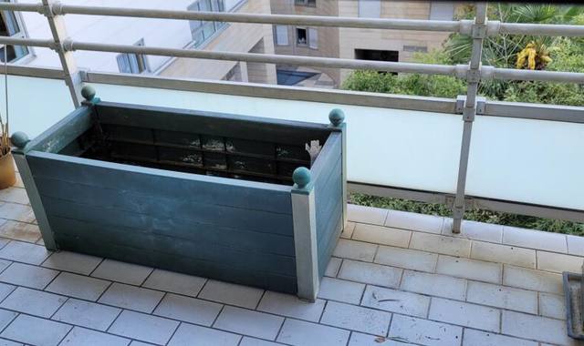 Jardinage jardinière plastique en bon état avec réserve d'eau