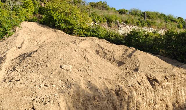 Jardinage gros volume de terre