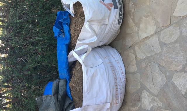 Jardinage de la terre de jardin sans cailloux