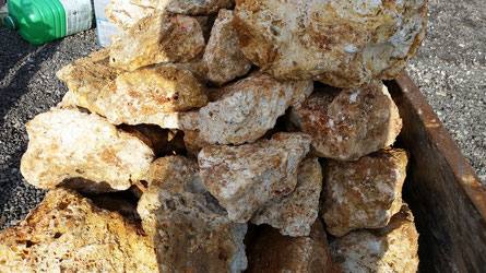 Jardinage grosses pierres meulieres