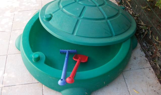 Jeux, Jouets un bac à sable, un vélo et une trottinette pour jeune enfant