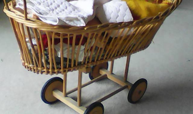 Jeux, Jouets berceau pour poupée  en rotin avec vêtements de poupée
