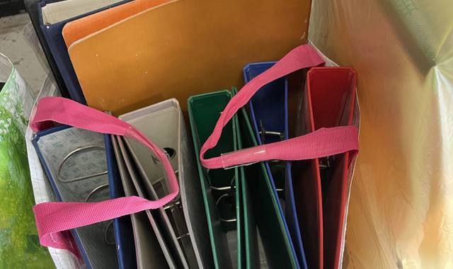 Livres-Revues lot de plusieurs classeurs