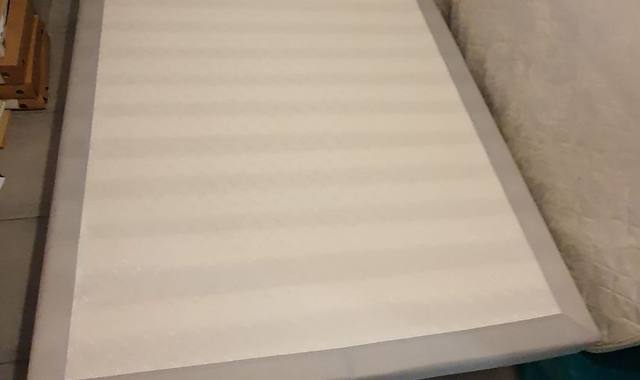 Literie 2 sommiers en bonne état avec pieds