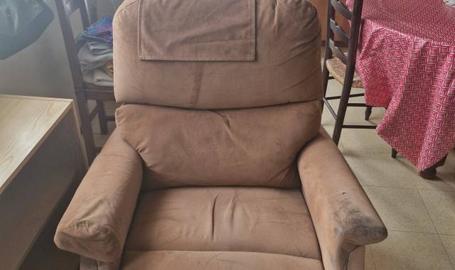 Literie fauteuil beige telecomandé releveur.