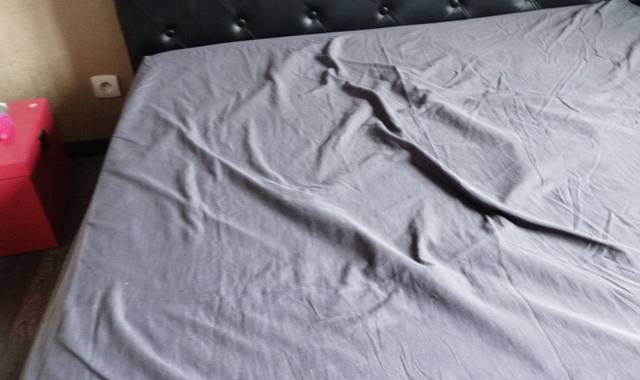 Literie lit 140x200 noir capitonné