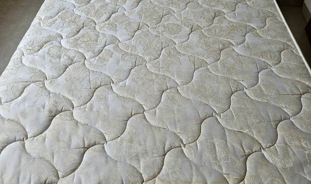 Literie je donne un sommier et un matelas dimensions 140 X 190 en parfait état