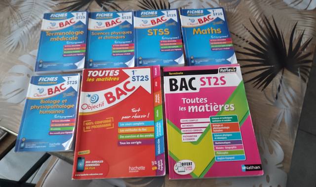 Livres-Revues lot de livres ST2S