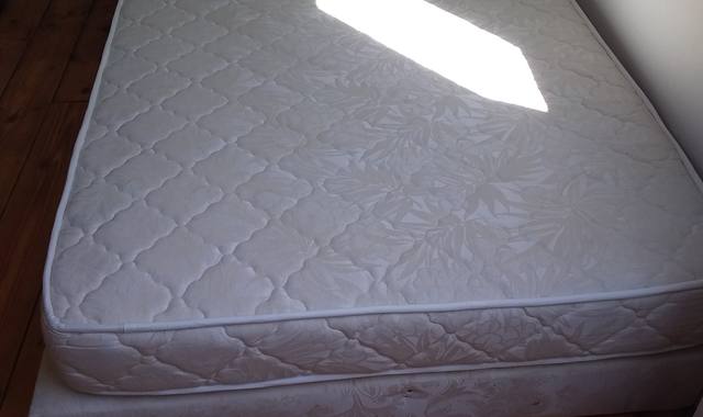 Literie ensemble matelas + sommier tapissier dimension L 190 x largeur 115 .