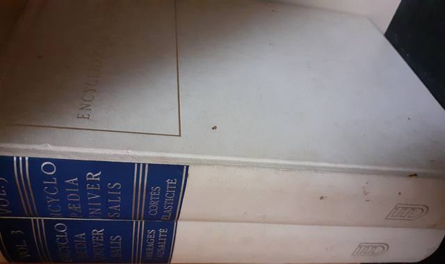 Livres-Revues une encyclopédie Universalis complète