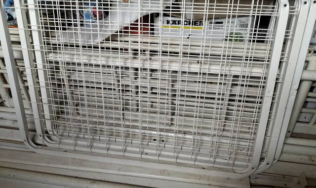 Literie un lit mezzanine en métal démonté.