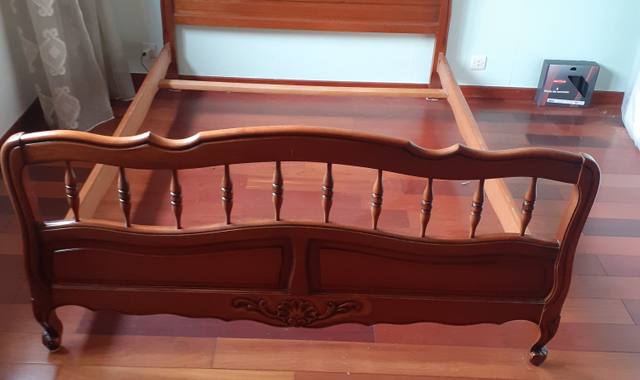 Literie cadre de lit en bois ancien en bon etat. A récupérer quartier bonnefoy à toulous