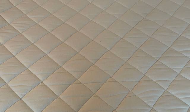 Literie matelas mousse peu utilisé et en très bon état (140x 190 cm).