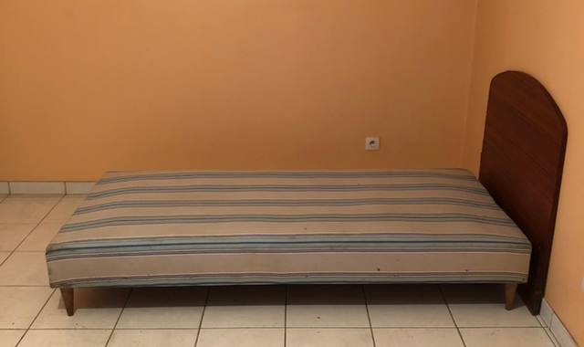 Literie sommier sur pied lit une place