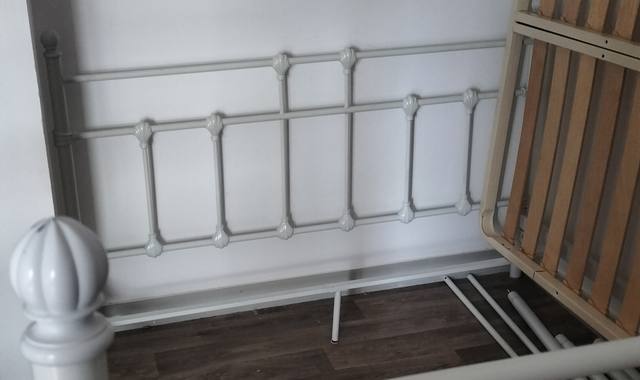 Literie lit romantique et sa table vitrée + un sommier