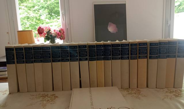 Livres-Revues encyclopédie Universalis 20 volumes + Atlas Archéologie